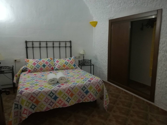 Dormitorio con cama 