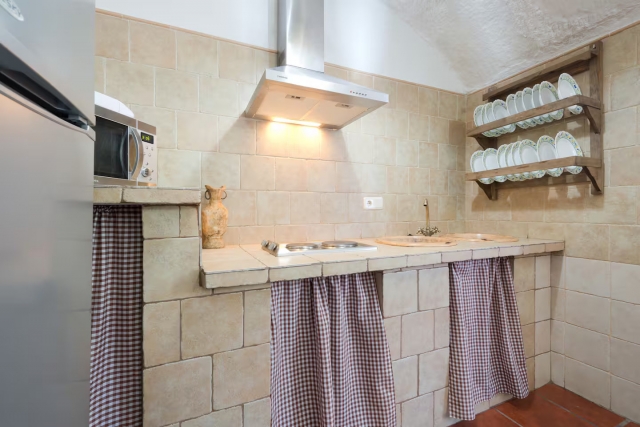 Cocina con menaje y vajilla