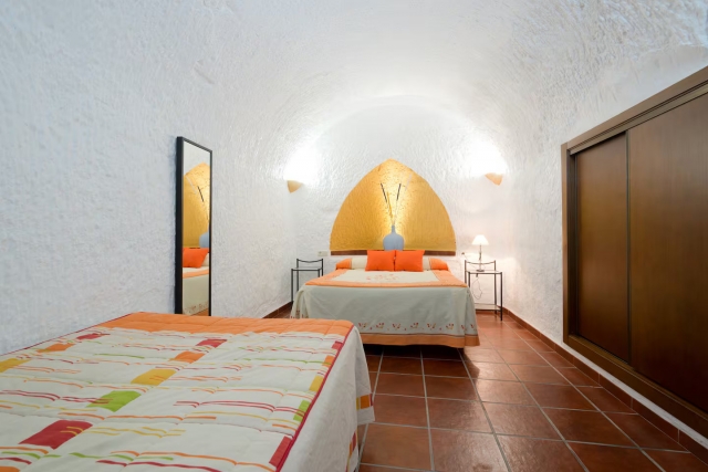 Dormitorio con dos camas 