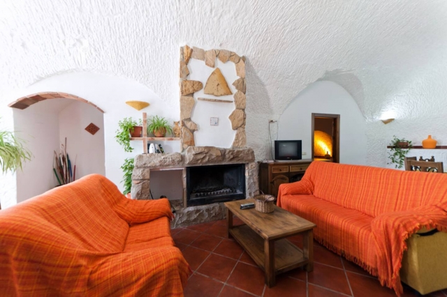 Sala amplia con chimenea 