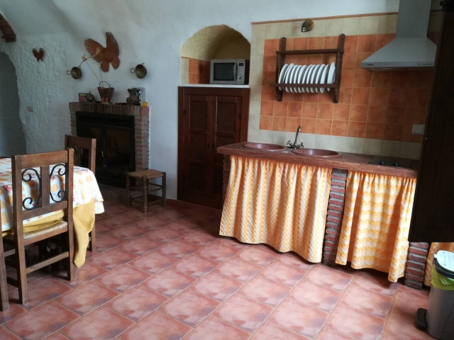 Cocina con ventana y mesa