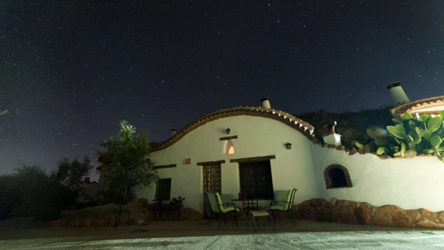 Amplia terraza por la noche