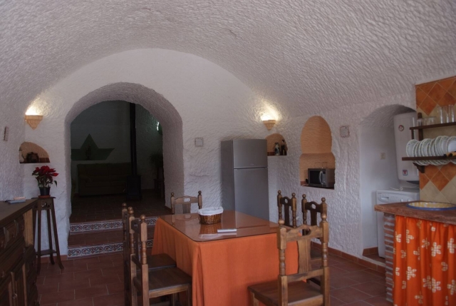 Cocina comedor con mesa 