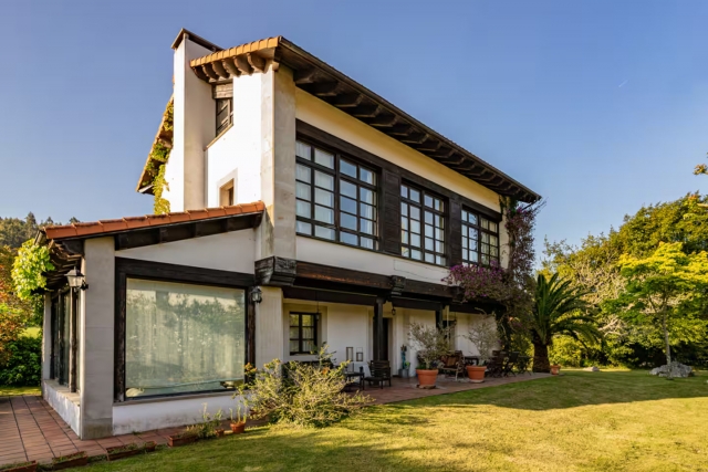 Amplia fachada con mesa