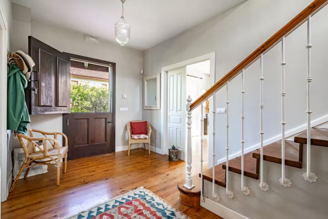 Entrada con escaleras 