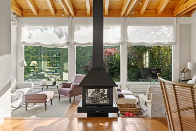Sala amplia con chimenea