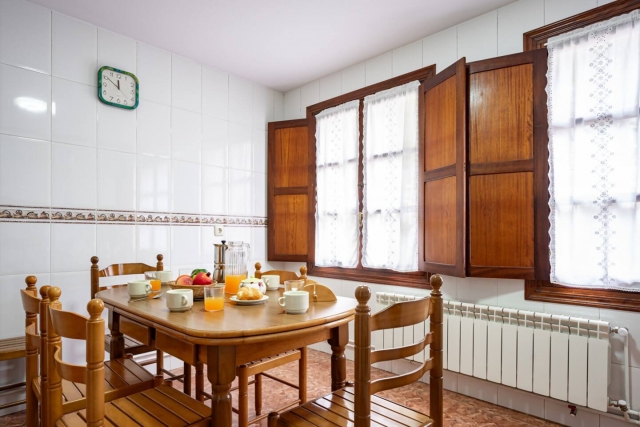 Cocina comedor con mesa
