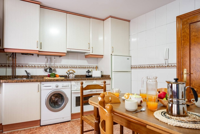 Cocina comedor con mesa