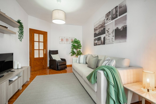 Sala amplia con sofá 