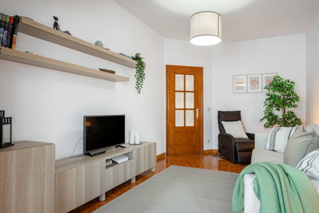 Sala amplia con tele delante