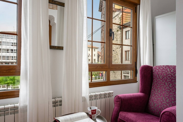 Sala de estar con mesa