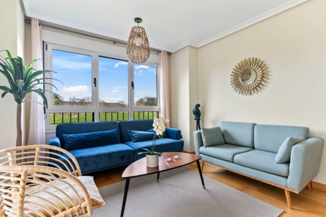 Sala amplia con vistas