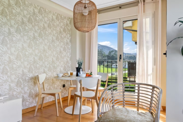 Sala amplia con mesa 