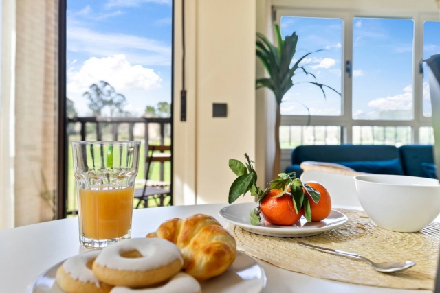 Sala de estar con mesa