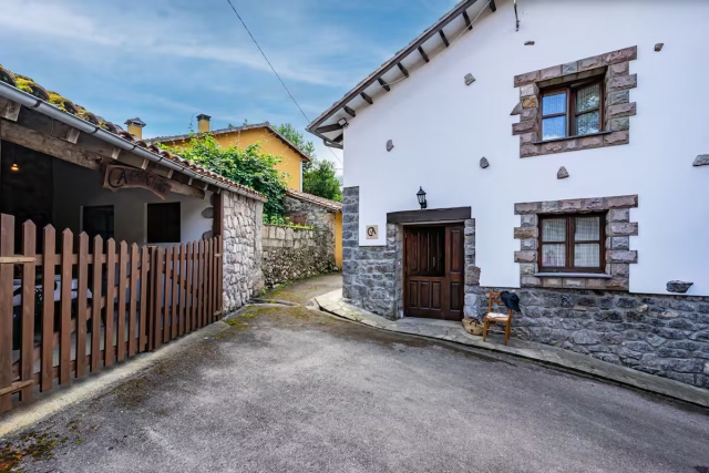 Acceso a la casa y fachada