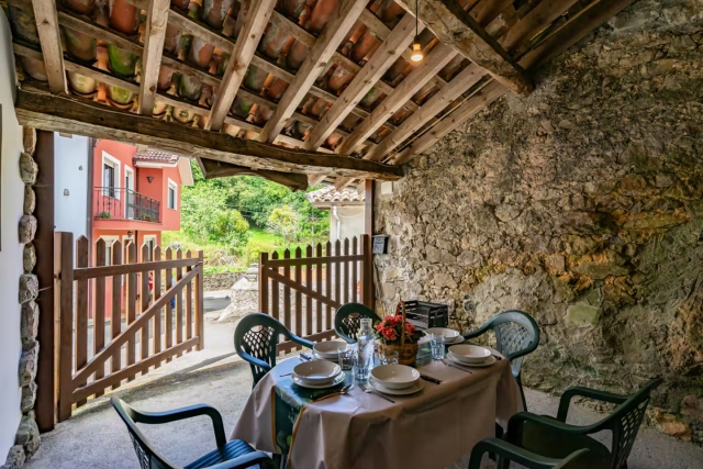 porche con mesa y barbacoa