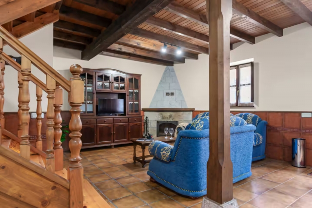 Sala amplia con chimenea