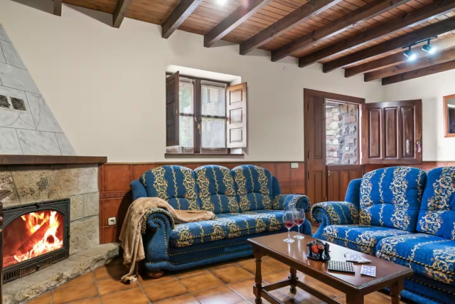 Sala amplia con chimenea 