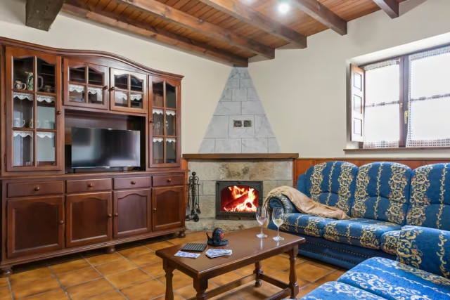 Sala amplia con la chimenea