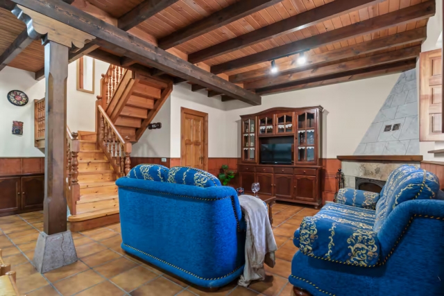 Sala amplia con sillones 