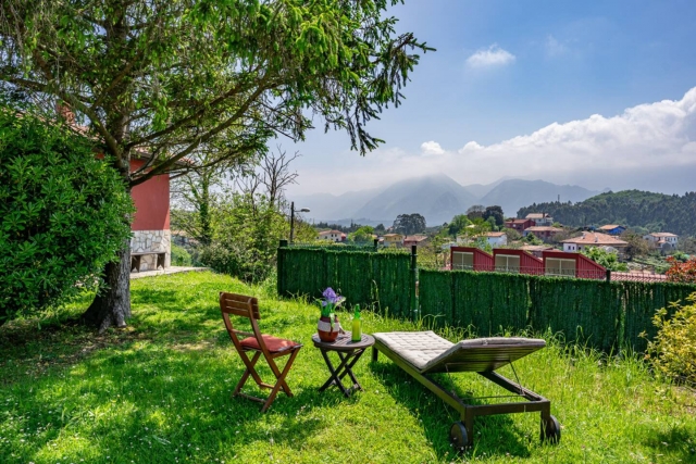 Amplio jardin con hamaca