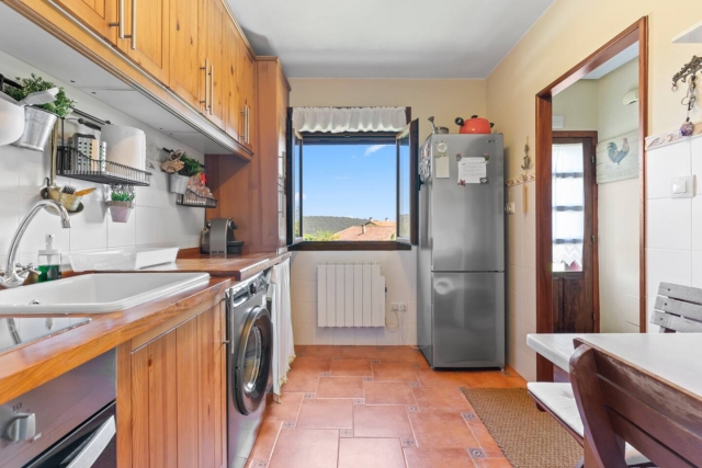 Cocina con mesa y encimera