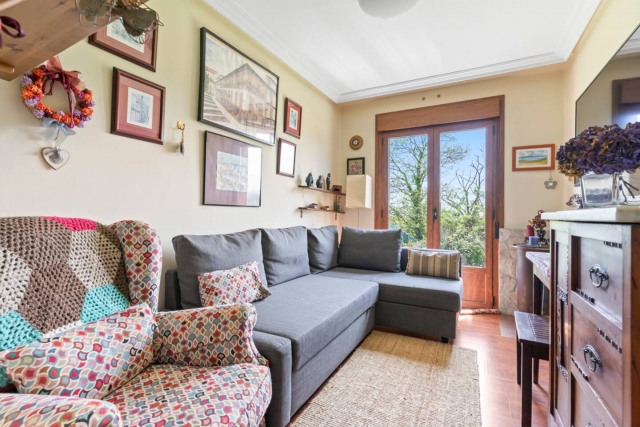 Sala amplia con el balcon 