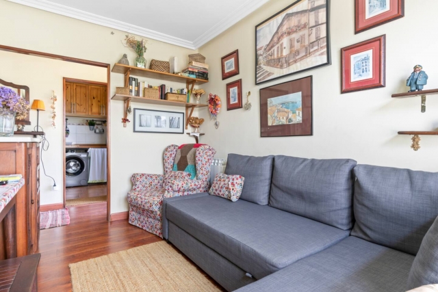 Sala amplia con sofa 