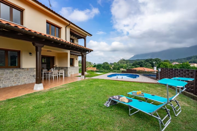 Acceso a la casa con piscina