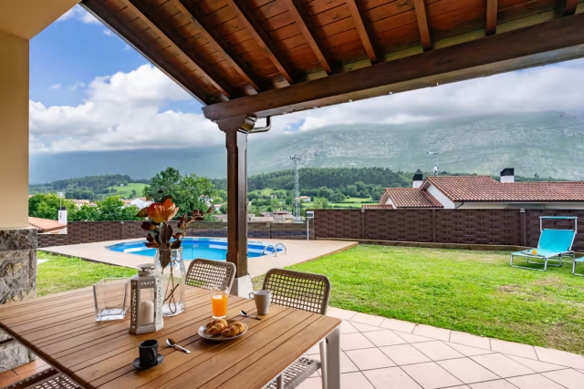 Amplio porche con mesa