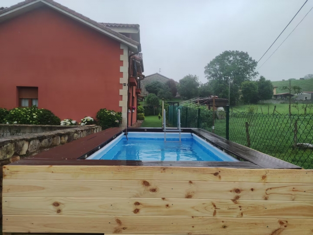 Amplia piscina en el exterior