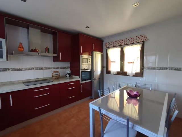 Cocina amplia con la mesa