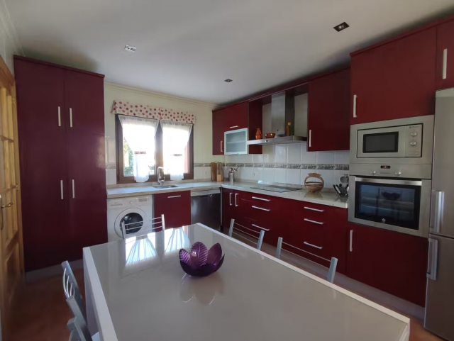 Cocina amplia con mesa 