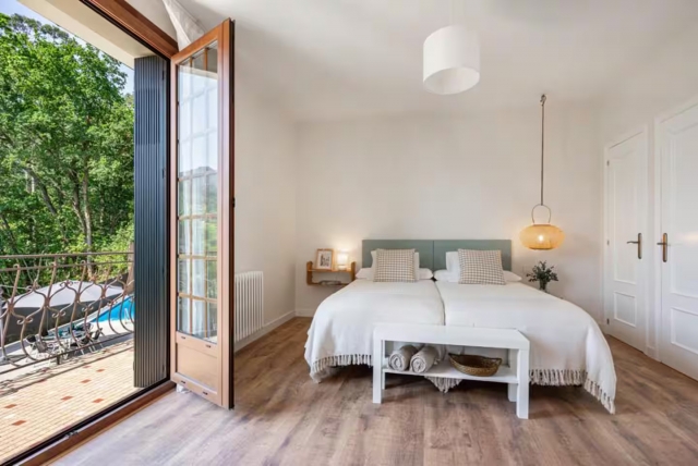 Dormitorio doble y balcon