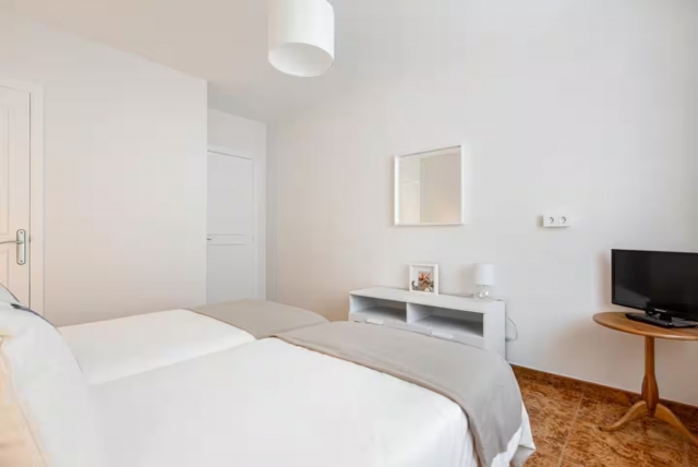 Dormitorio doble con espejo