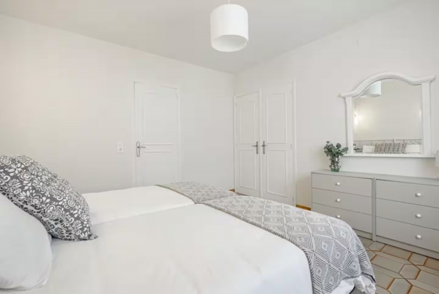 Dormitorio doble con espejo