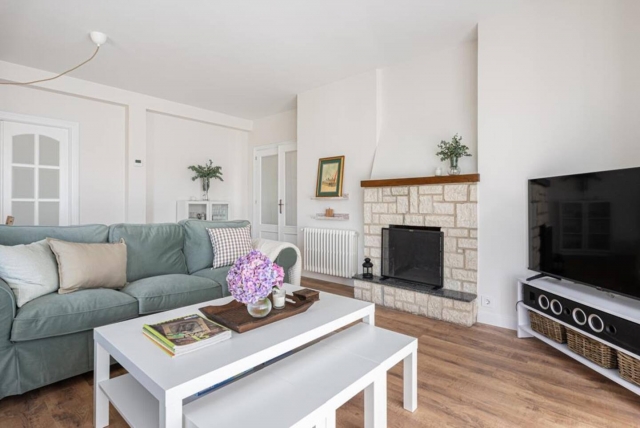 Sala amplia con chimenea