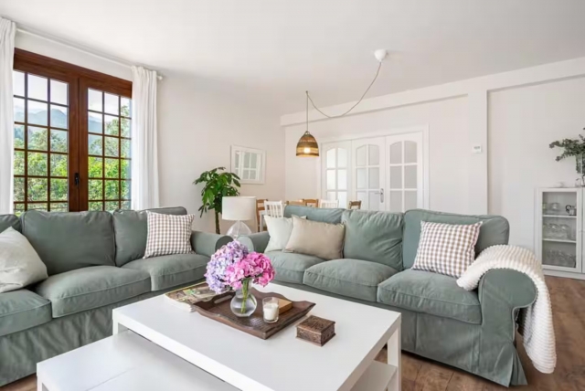 Sala amplia con sillones