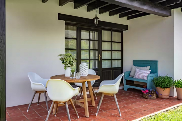 Amplia terraza con mesa