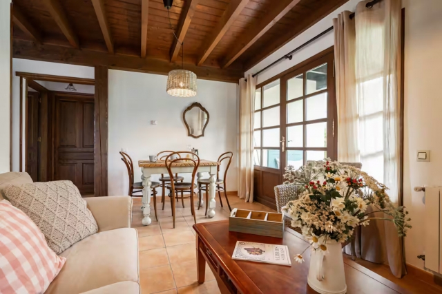 Sala amplia con mesa 