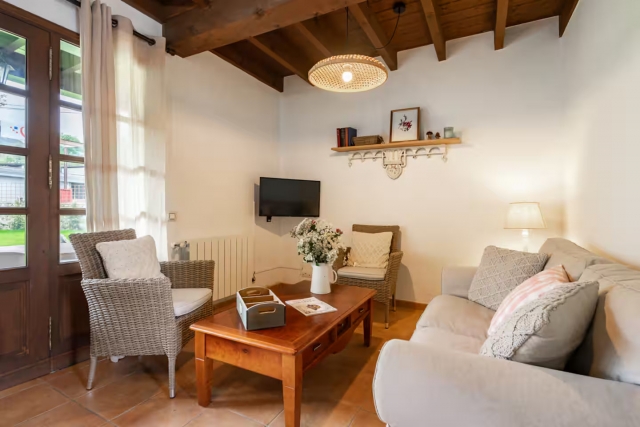 Sala amplia con sofa y tele