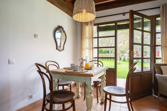 Sala de estar con mesa