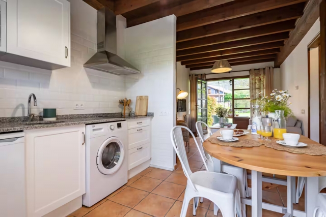 Cocina comedor con mesa 