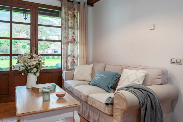 Sala amplia con sofa 