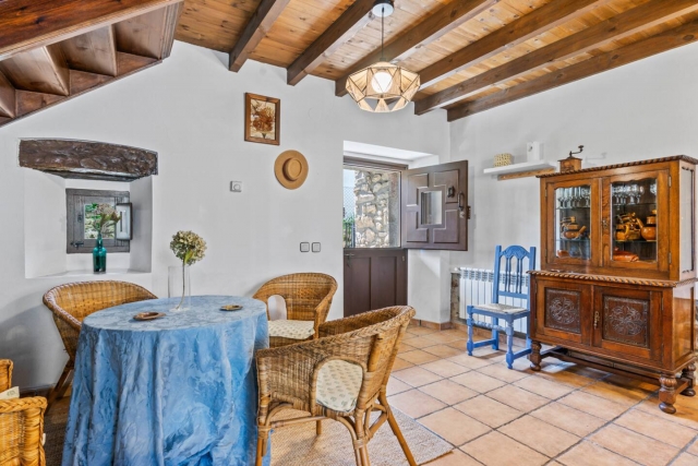 Cocina con mesa redonda