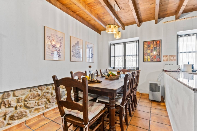 Cocina con mesa y sillas