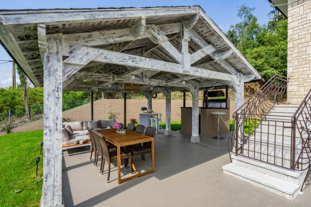 Amplio porche con barbacoa