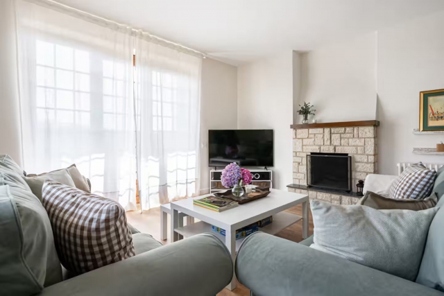 Sala amplia con chimenea