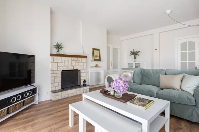 Sala amplia con chimenea