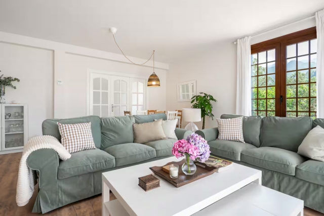 Sala amplia con sillones